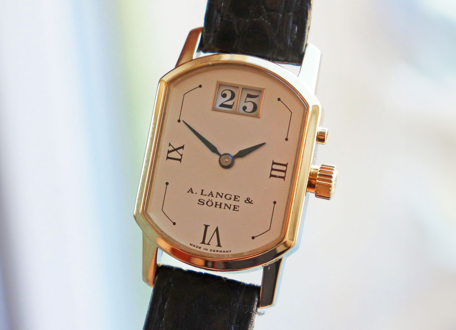 Lange Arkade Yellow Gold Closed Back